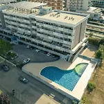 Apartmán Cozy Two-bedroom In A Seafront Building *