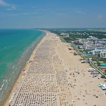 Cozy Two-bedroom In A Seafront Building Lejlighed Bibione
