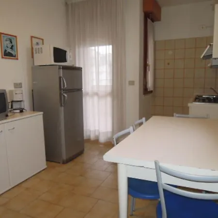 Cozy Two-bedroom In A Seafront Building Apartmán