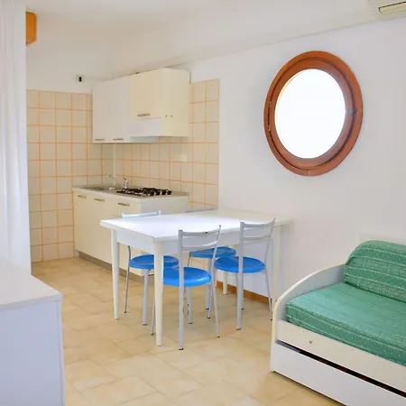 Cozy Two-bedroom In A Seafront Building Apartmán