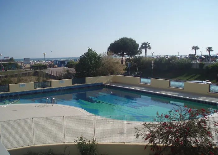 דירה Cozy Two-bedroom In A Seafront Building ביביונה